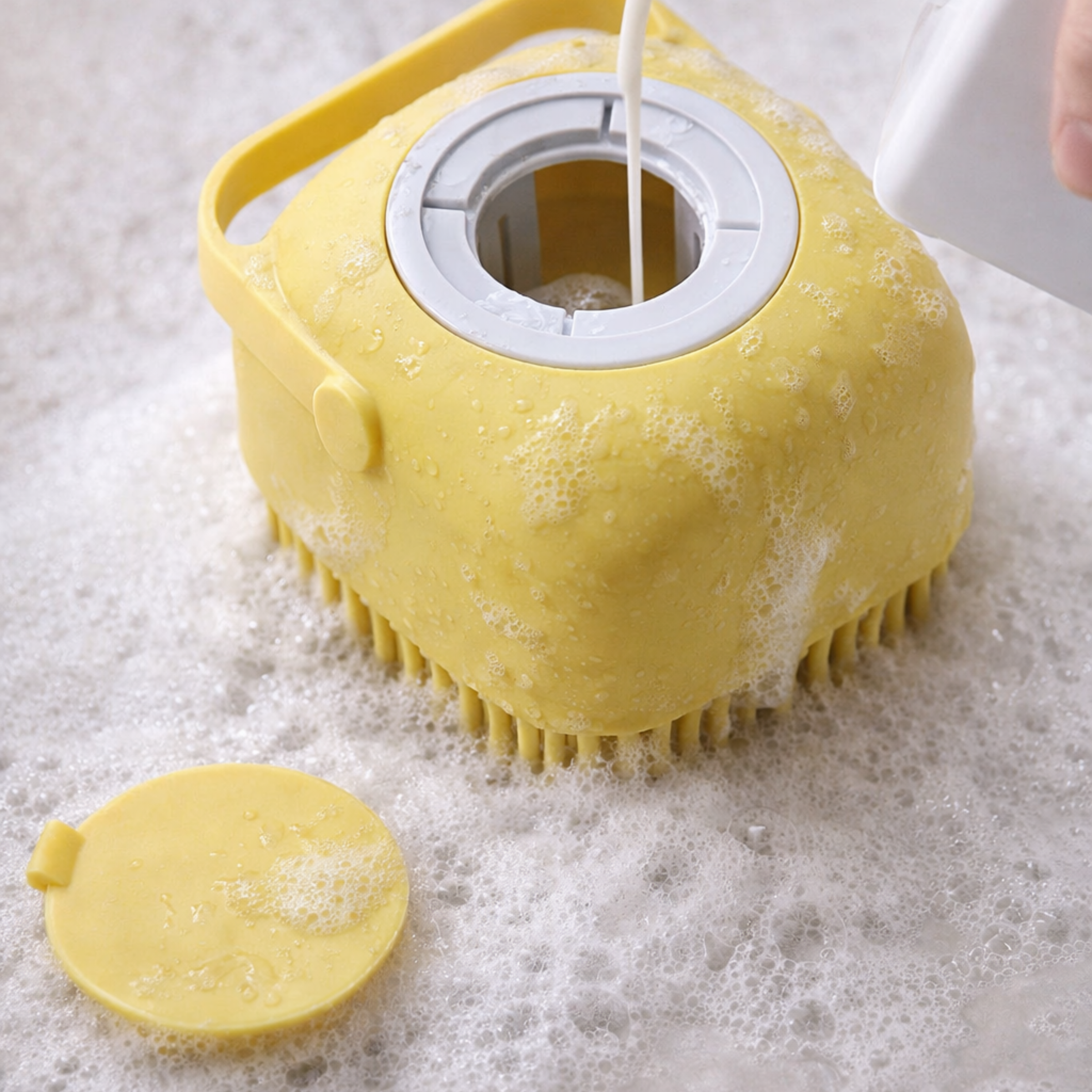 Silikonowa Szczotka do Kąpieli Psa i Kota z Dozownikiem Szamponu